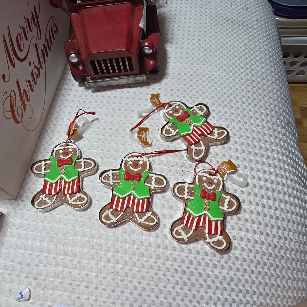 HOLIDAY TIME SET OF 4 GINGERBREAD COOKIE CUTTER CHRISTMAS ORNAMENTS SET